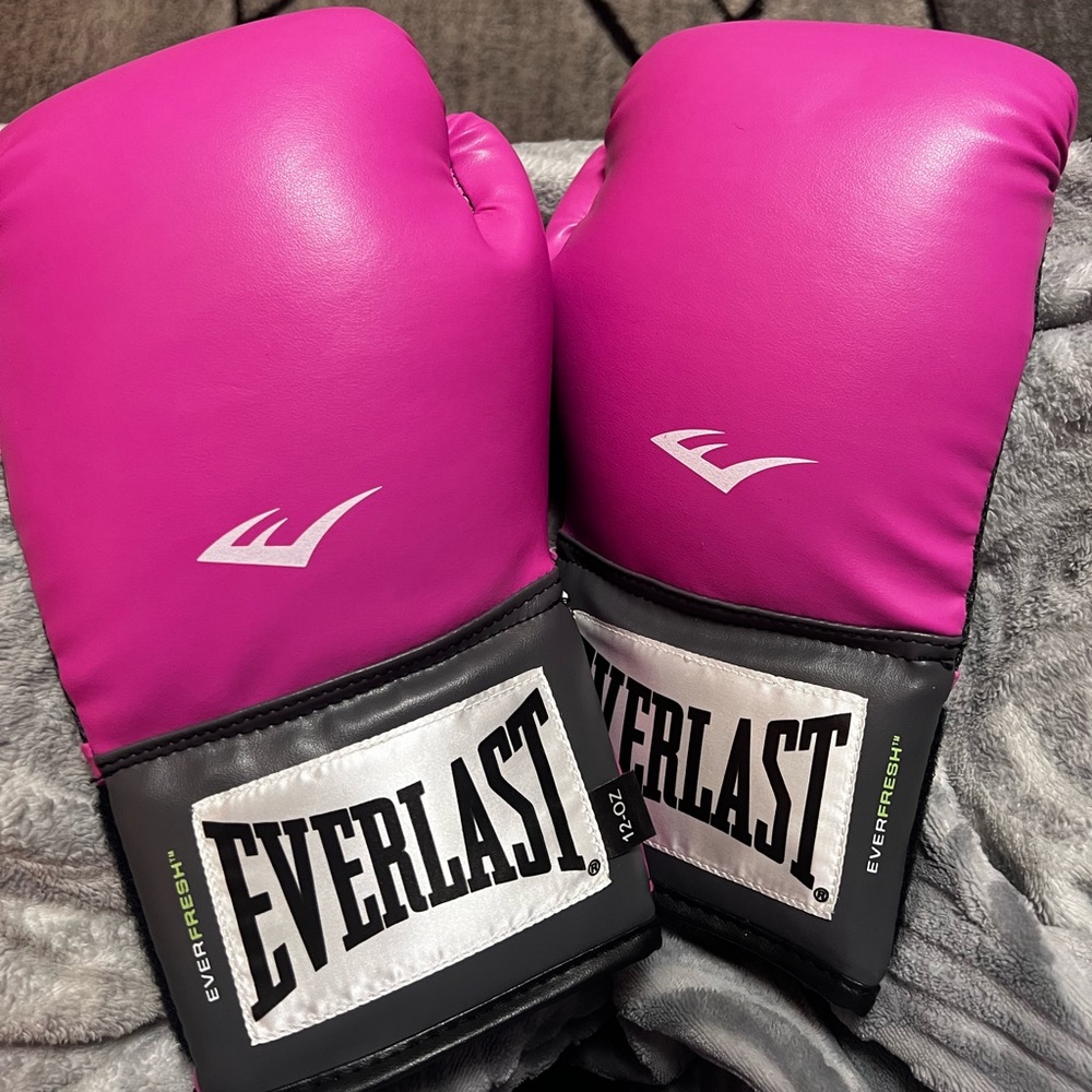 Everlast 12oz women’s boxing gloves
